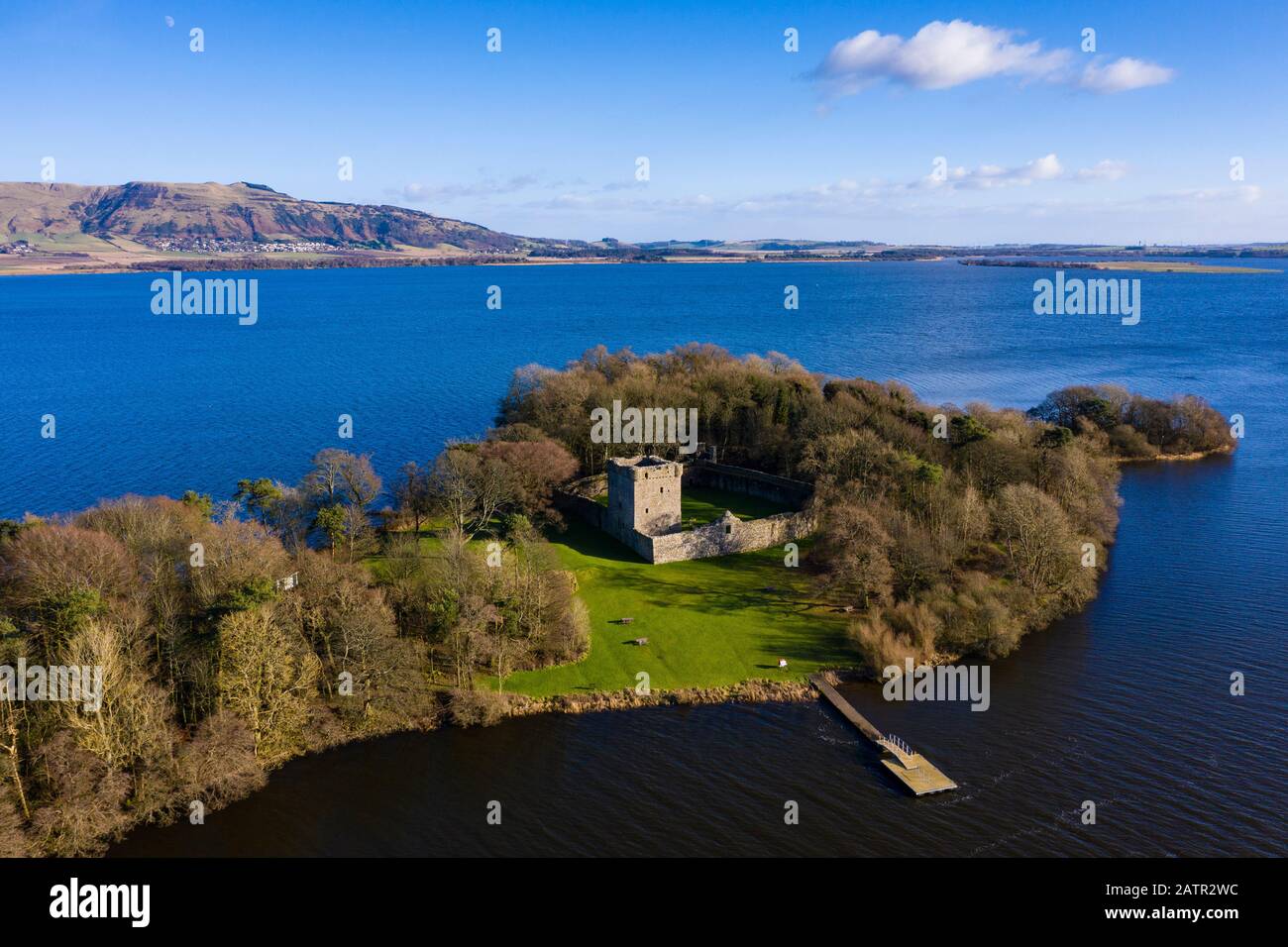 Vue aérienne du château de Lochleven sur le Loch Leven à Fife, Écosse, Royaume-Uni Banque D'Images