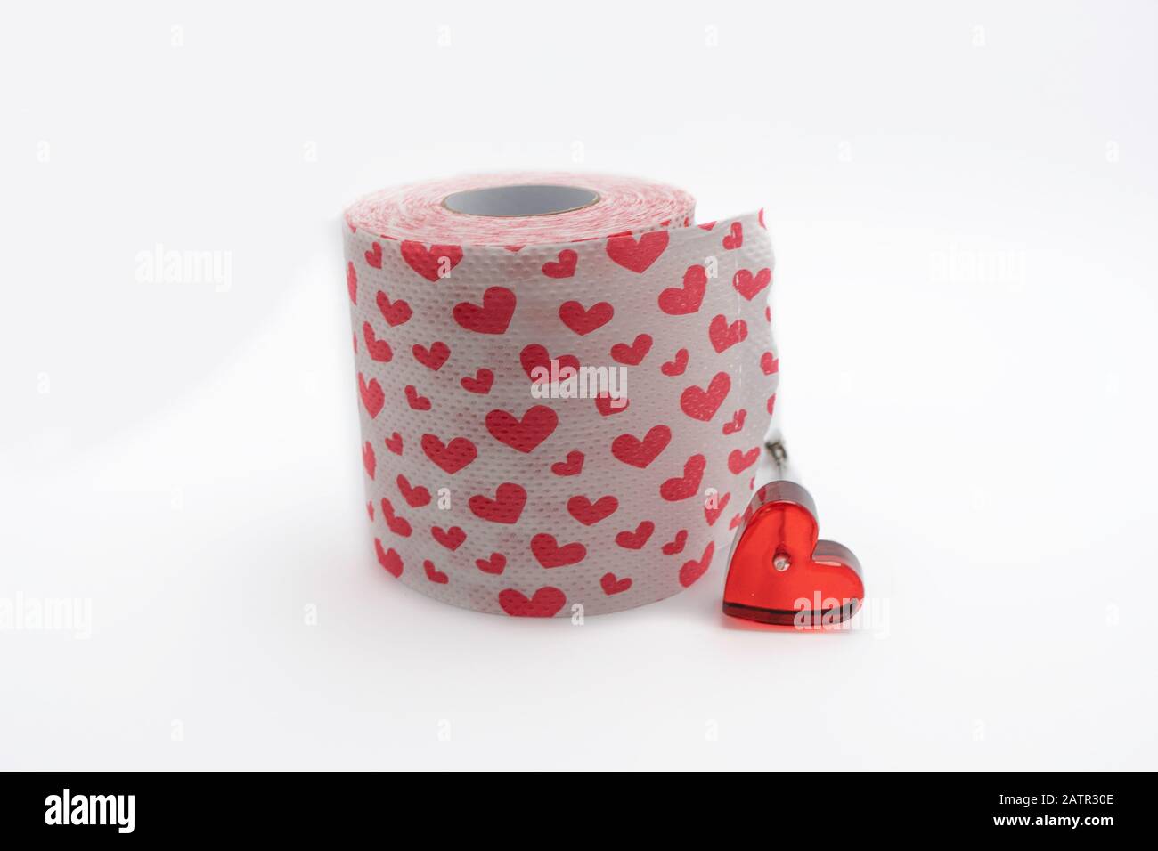 papier toilette avec coeurs sur fond blanc avec inscription Banque D'Images