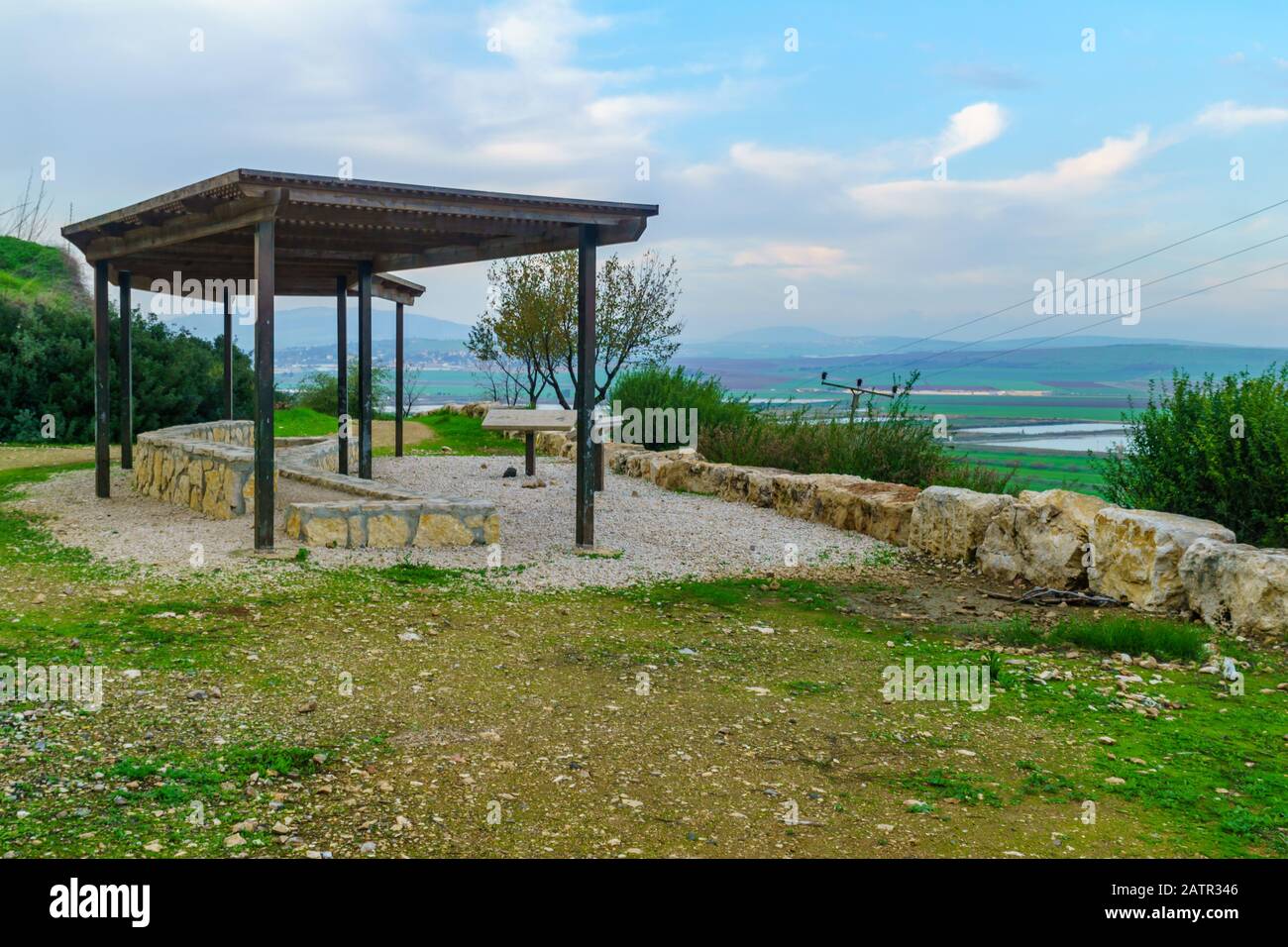 Vue sur le point d'observation de la carrière de Hefziba et le paysage de la vallée de Jezreel, nord d'Israël Banque D'Images