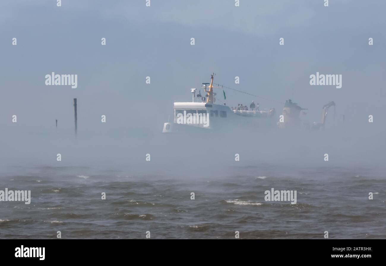 Le brouillard sur la mer du Nord est soudain et tout à fait surprenant. Il n'y avait pas de danger pour le navire parce qu'il était près du port. Banque D'Images