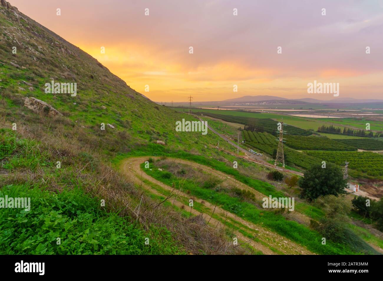 Vue sur le coucher du soleil sur le paysage et la campagne dans la partie orientale de la vallée de Jezreel, dans le nord d'Israël Banque D'Images