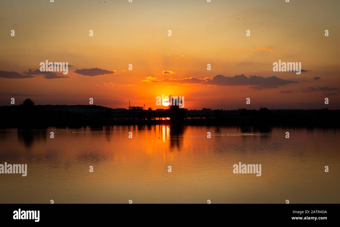 Lacul Morii, Bucarest, Roumanie - un beau coucher de soleil sur le lac en contraste élevé. Banque D'Images