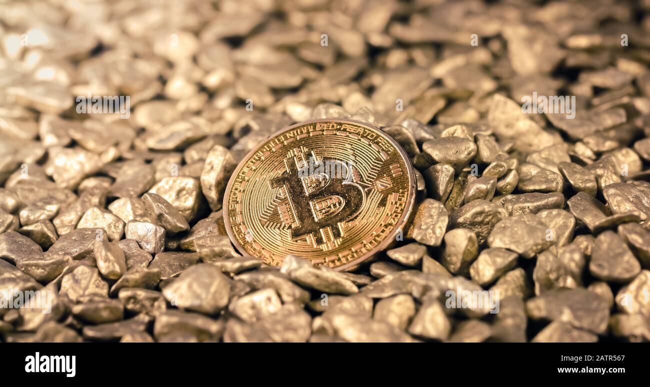 Golden Bitcoin coin sur une pile de pépites d'or. Crypto-monnaie Blockchain, magasin de valeur. Concept Digital GOLD. Banque D'Images