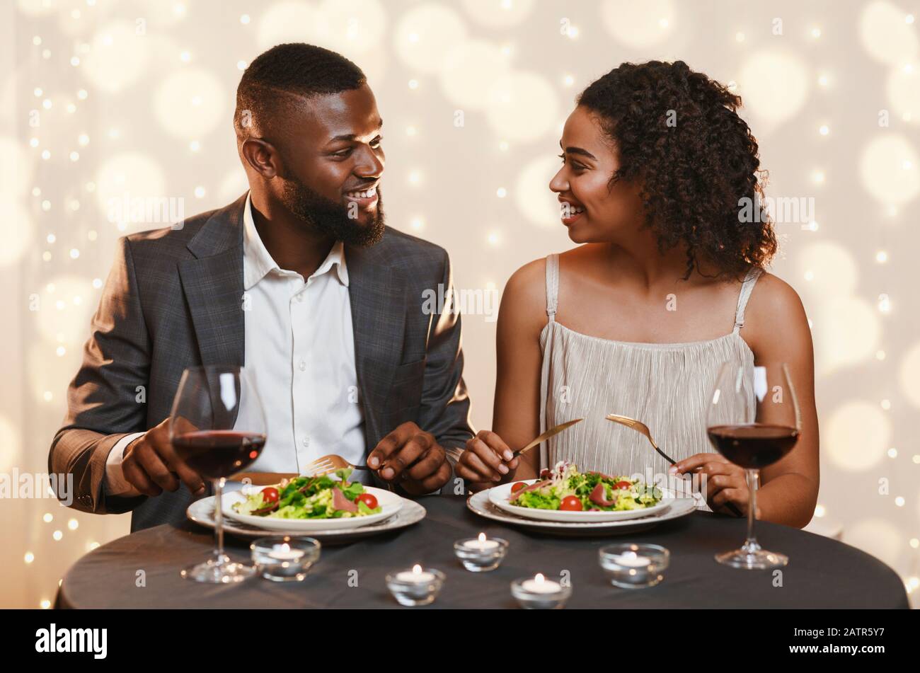 Homme et femme africains parlant tout en dînant au restaurant Banque D'Images