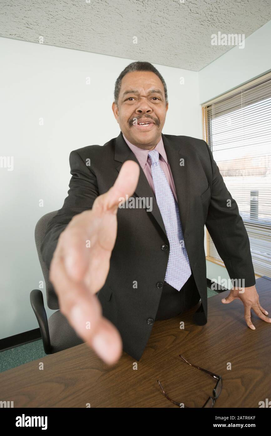 Portrait d'un homme d'affaires offrant handshake Banque D'Images