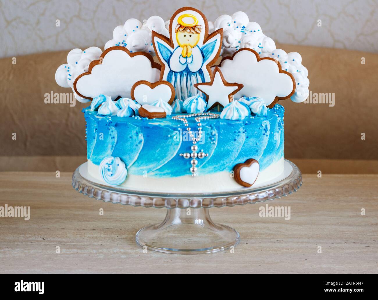 gâteau de baptême bleu avec un ange sur un pain d'épices Banque D'Images