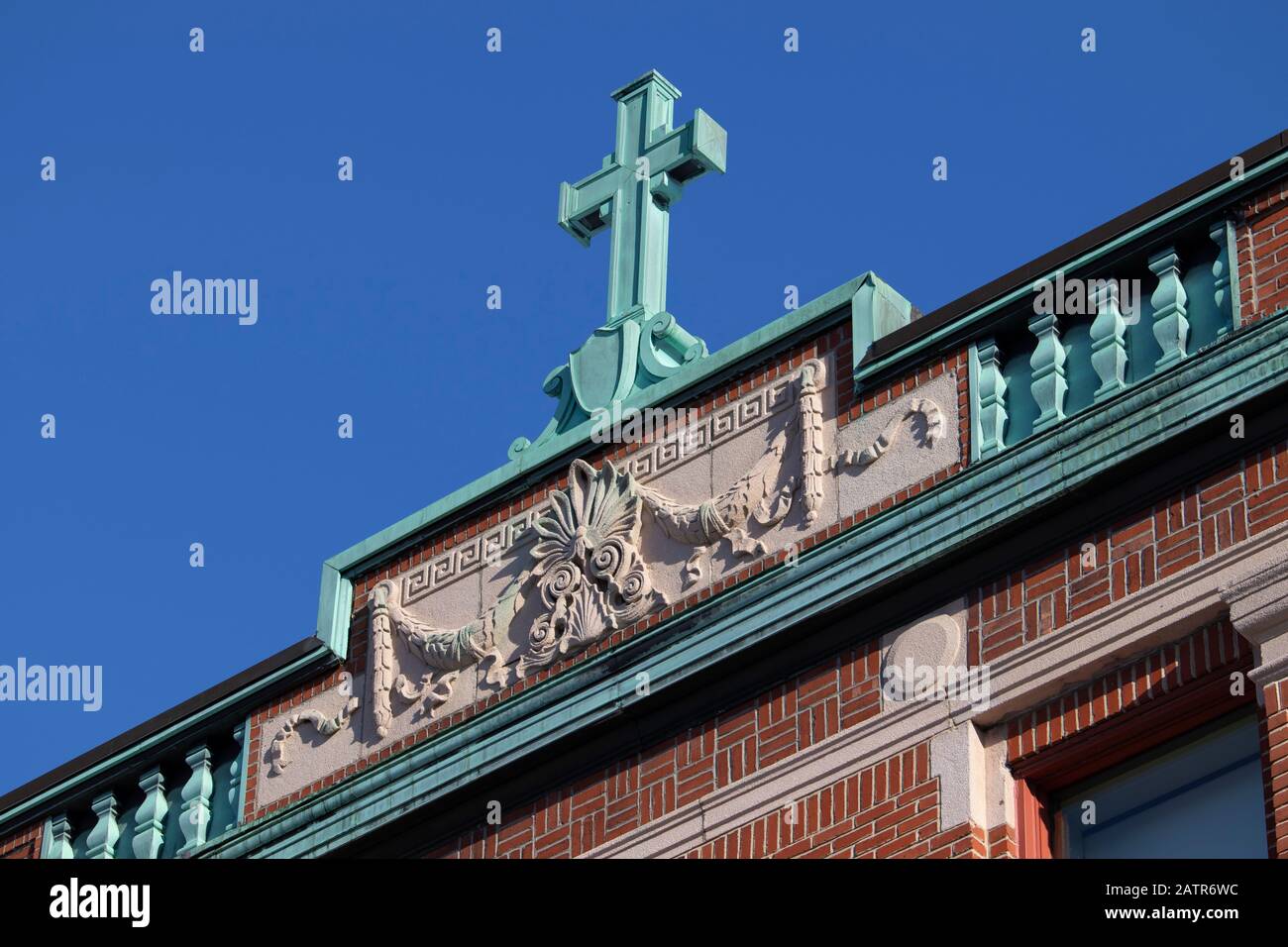 Toit avec croix et ornement décoratifs en cuivre vert oxydé, façade avant, vue latérale, Rosemont, Montréal, Québec, Canada Banque D'Images