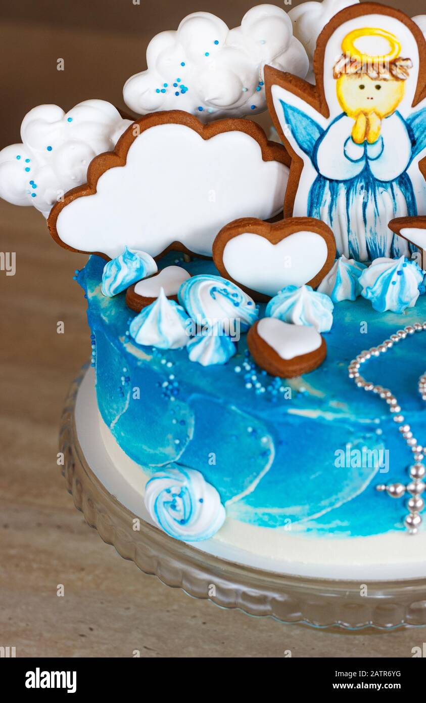 gâteau de baptême bleu avec un ange sur un pain d'épices Banque D'Images