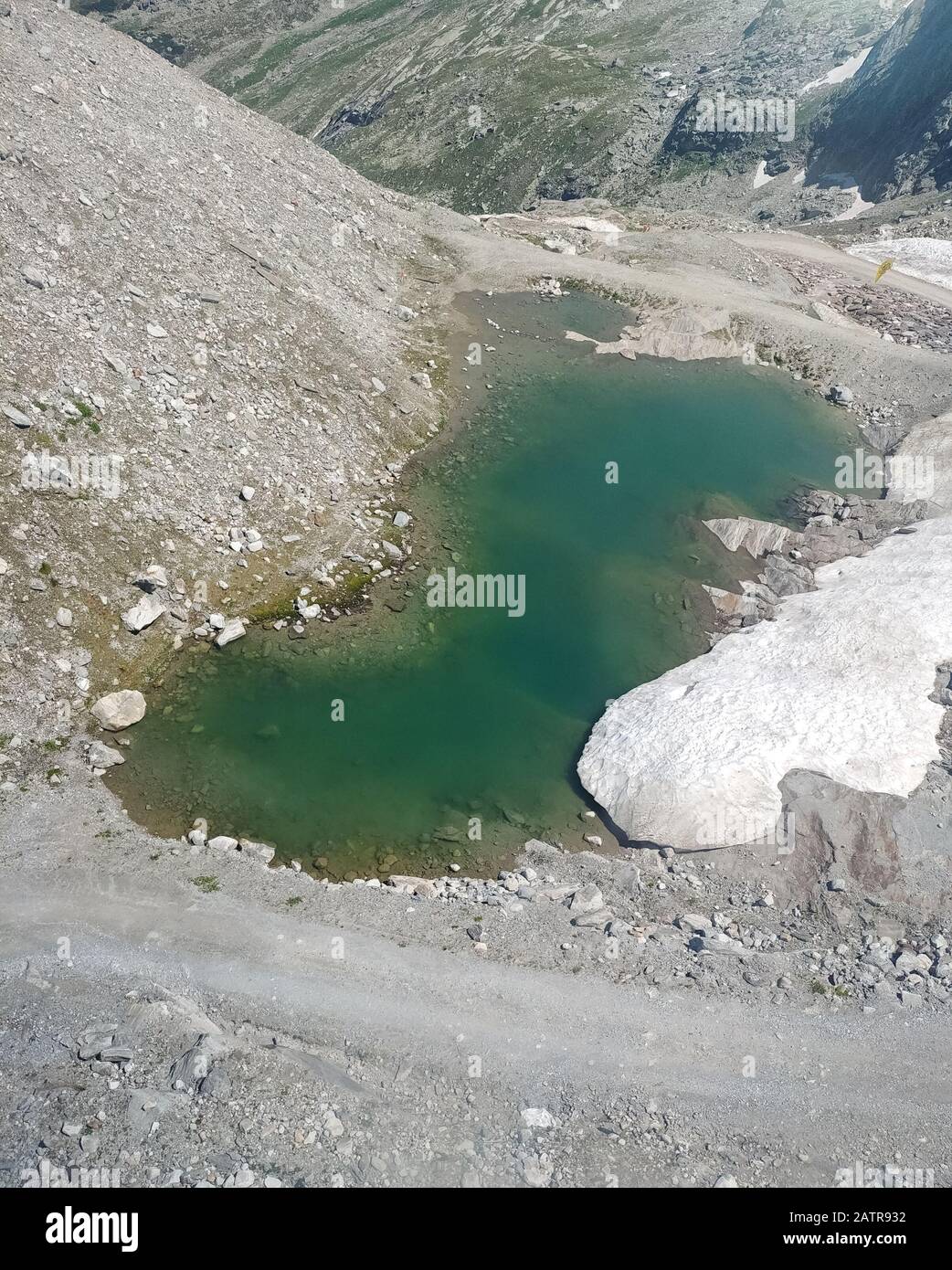 Petit lac vert émeraude de montagne dans les Alpes, causé par la fonte de neige et de glace Banque D'Images