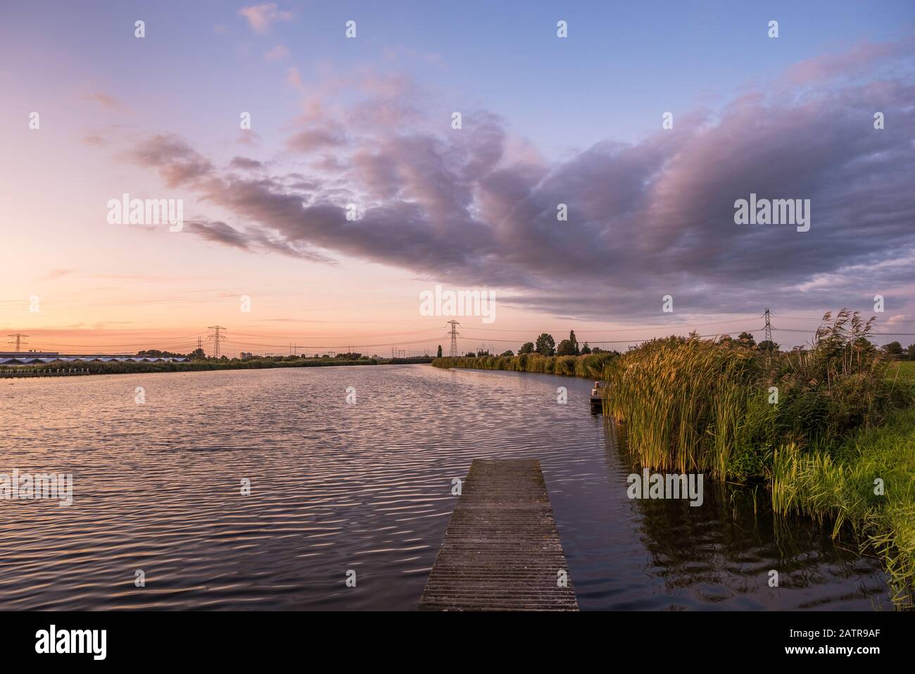 Belle image des nuages de coucher de soleil au-dessus de l'eau de la rivière Rotte aux Pays-Bas Banque D'Images