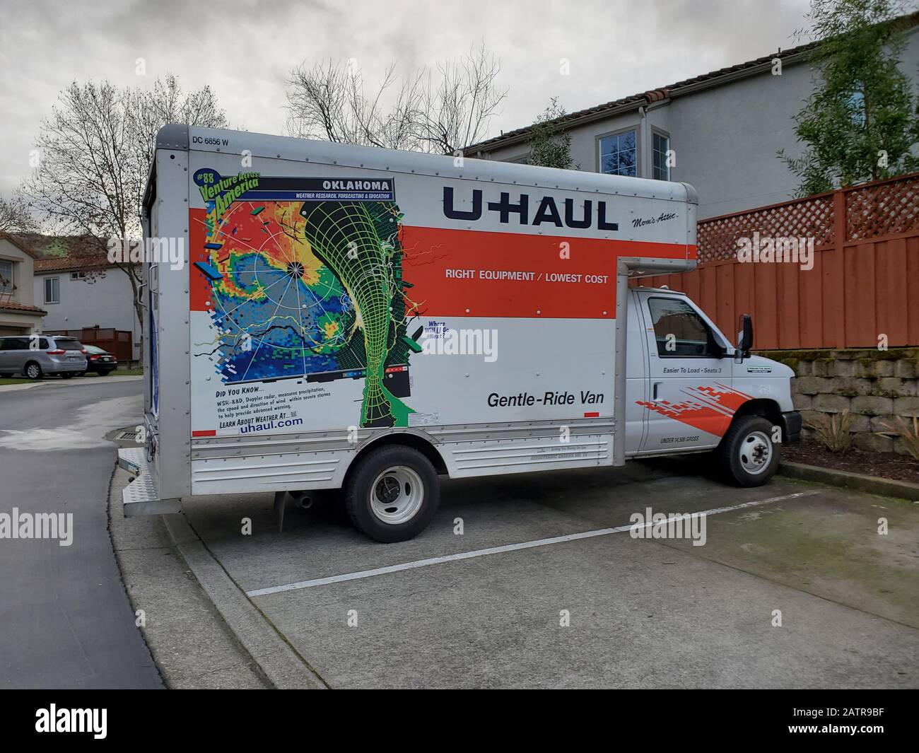 UHaul camion de déménagement stationné dans un quartier de banlieue à San Ramon, Californie, 2 février 2020. () Banque D'Images