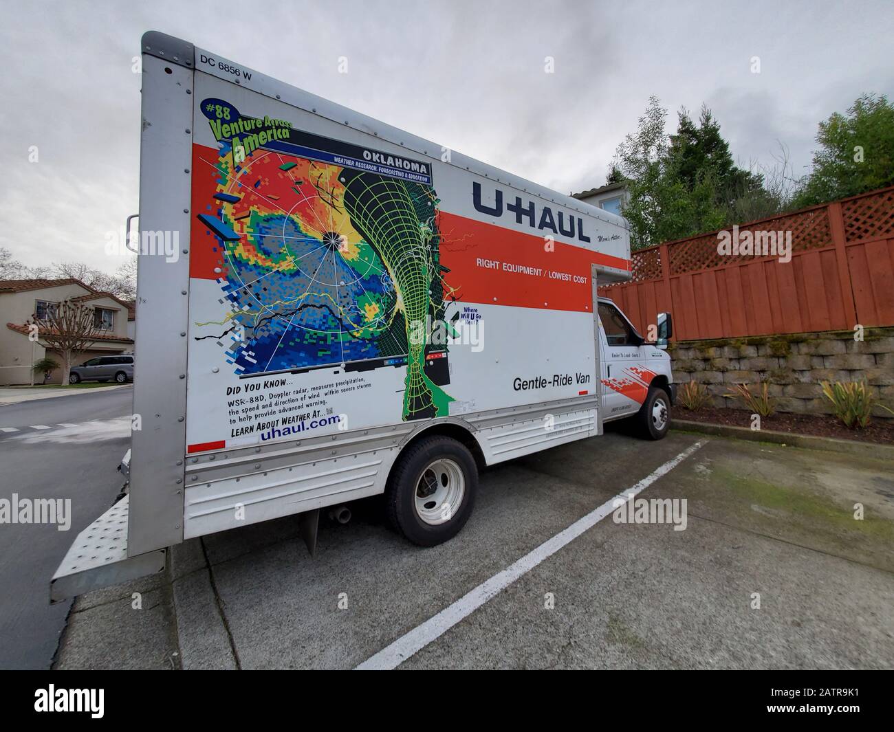 Camion de déménagement UHaul stationné dans un quartier de banlieue à San Ramon, Californie, grand angle, 2 février 2020. () Banque D'Images