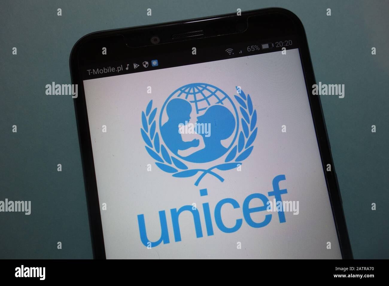 Logo UNICEF sur smartphone Banque D'Images