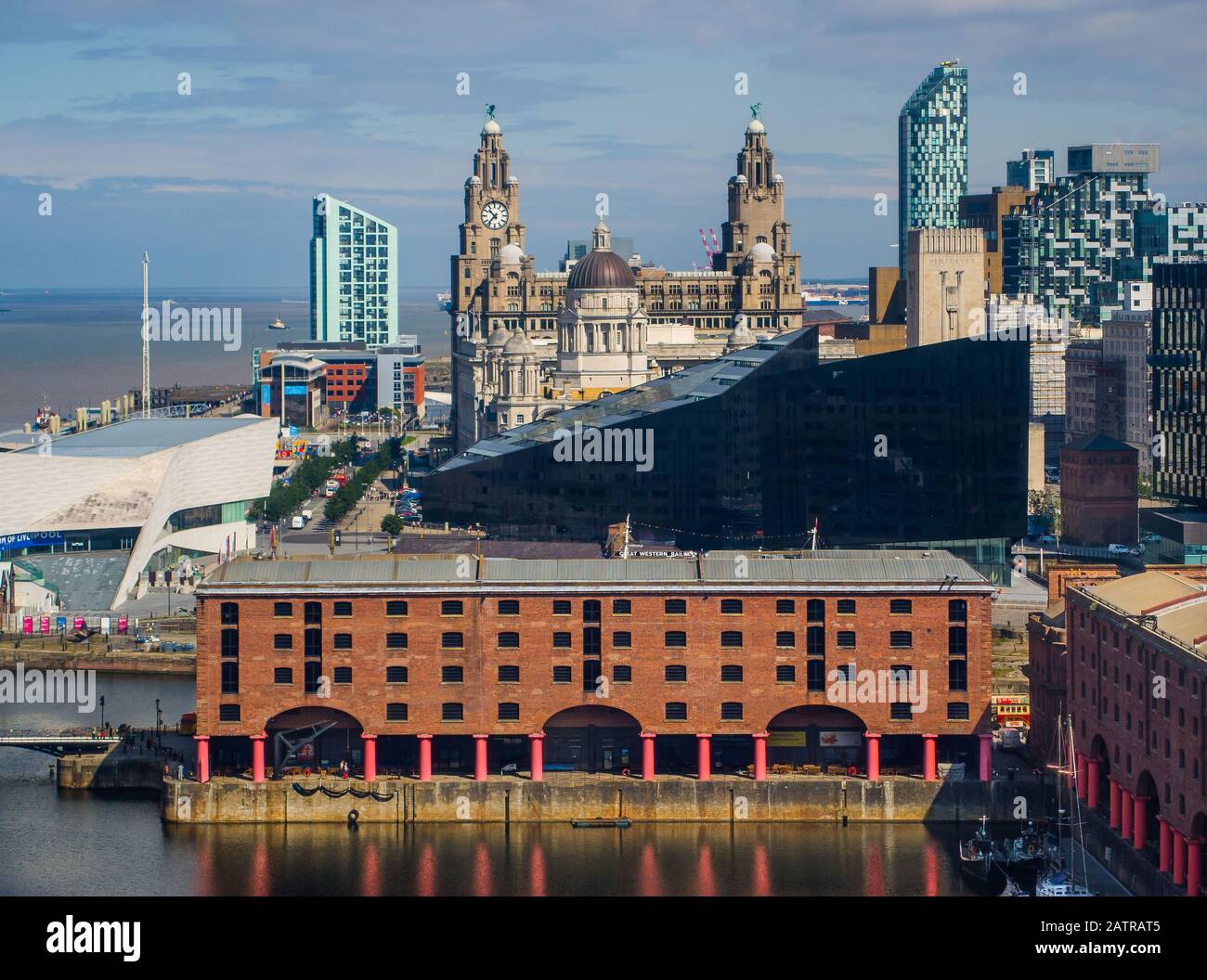 Royal Albert Dock Et Liver Building, Liverpool Banque D'Images