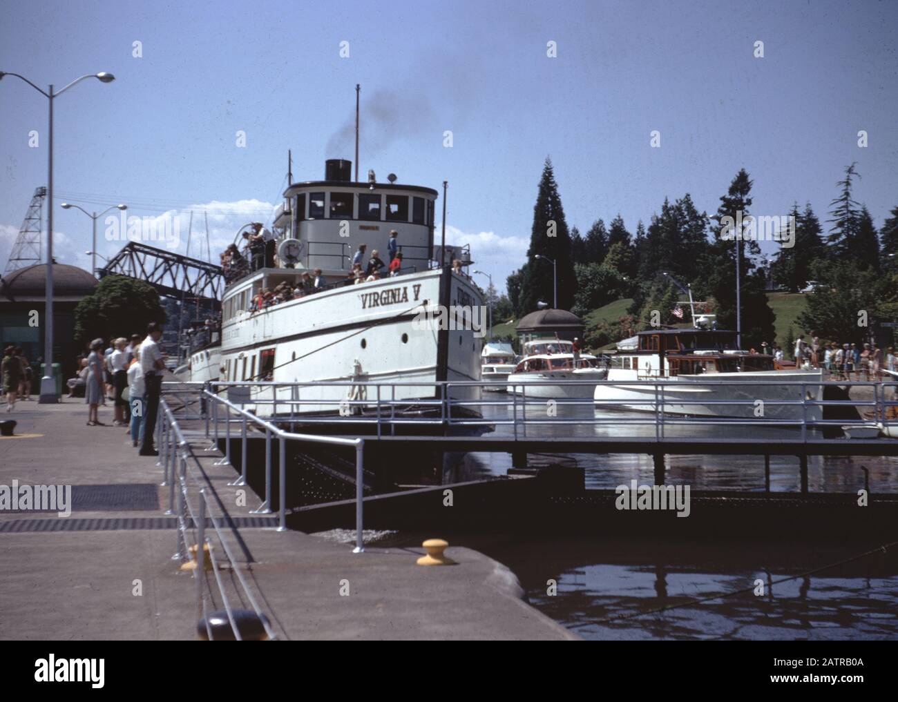 Les gens se rassemblent sur un quai et se préparent à monter à bord du Virginia V, un bateau à vapeur Puget Sound Mosquito Fleet, Seattle, Washington, 1965. () Banque D'Images