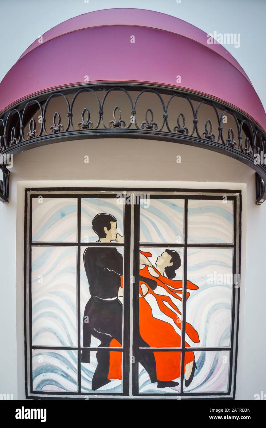 Cuba, février 2016 - Peinture murale montrant un couple dansant le flamenco vu par une fenêtre Banque D'Images