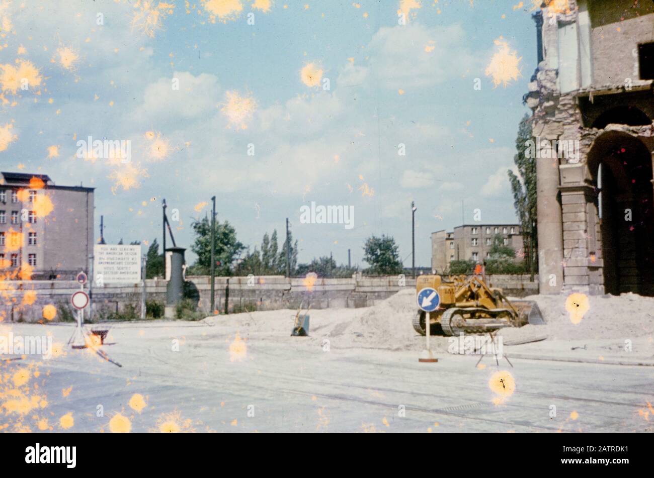 Photographie vernaculaire prise sur une transparence de film analogique de 35 mm, considérée comme représentant des structures près du mur de Berlin en Allemagne de l'Ouest, avec des dommages importants sur la photo originale, 1970. () Banque D'Images