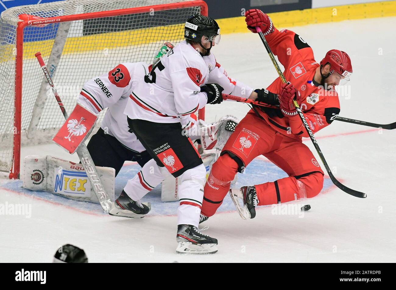 De gauche JOHAN MATTSSON, DAVID PRINTZ de Frolunda et RADEK SMOLENAK de Hradec Kralove en action lors de la finale de la Ligue des Champions du hockey sur glace : Hradec Kralove vs Frolunda (Suède) à Hradec Kralove (République tchèque), 4 février 2020. (Ctk Photo/David Tanecek) Banque D'Images