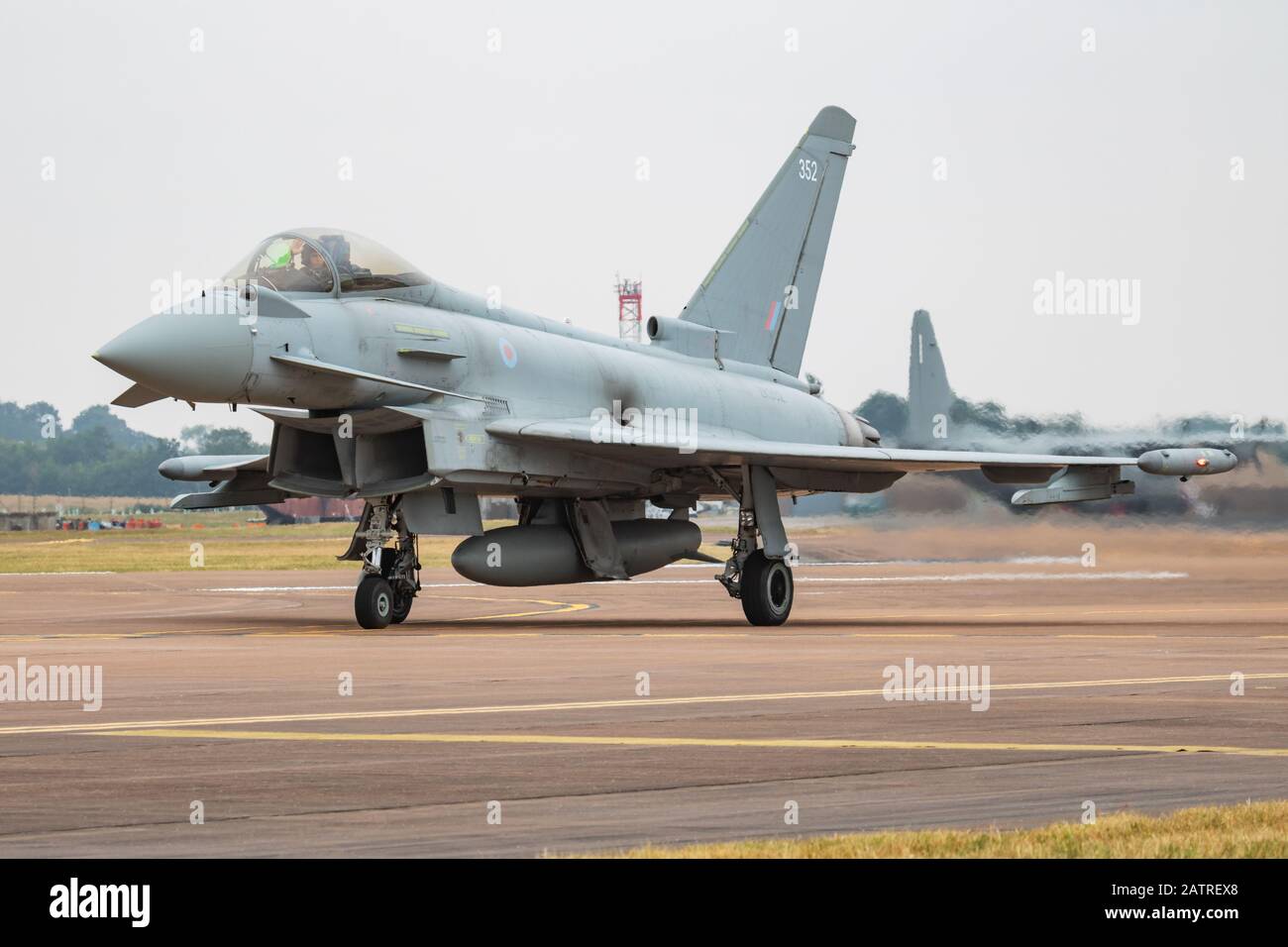 Fairford / ROYAUME-UNI - 12 JUILLET 2018: Royal Air Force Eurofighter Typhoon ZK352 avion de chasse arrivée et atterrissage pour RIAT Royal International Air Banque D'Images