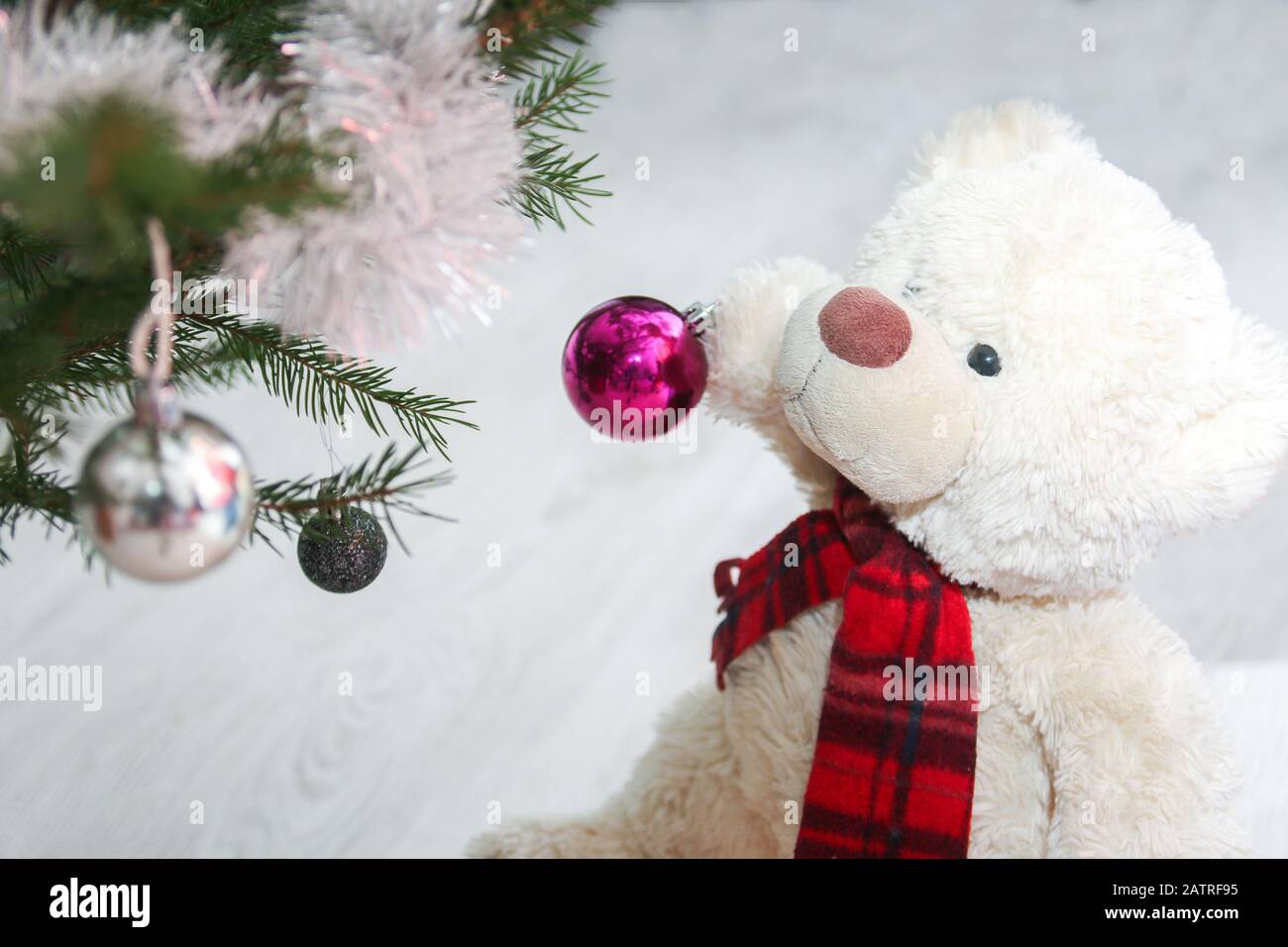 4 X Blanc Ours En Peluche Suspendu Décorations pour arbres de Noël boules Chapeaux et Foulards