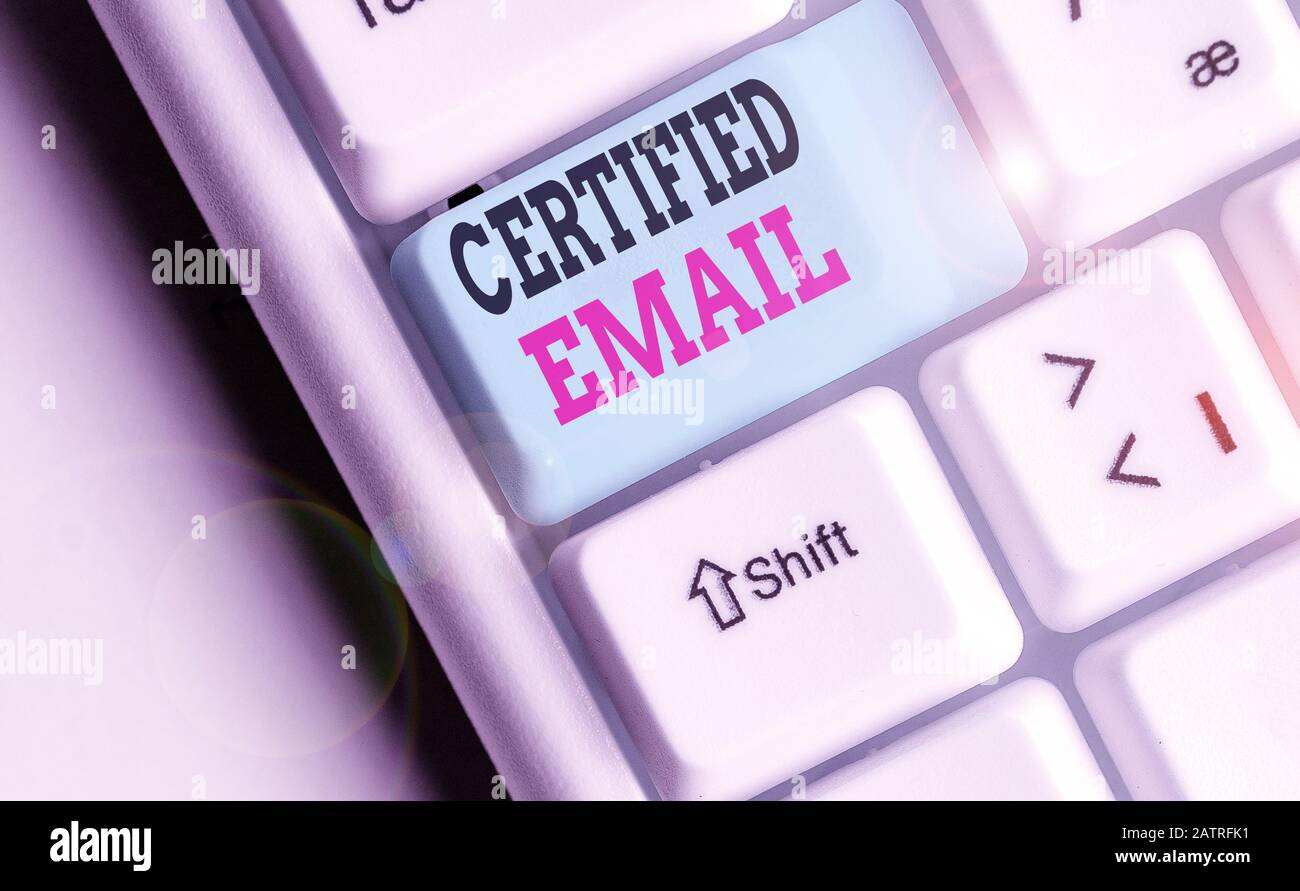 Note écrite montrant l'e-mail certifié. Concept commercial pour les e-mails dont l'envoi est certifié par un tiers neutre Banque D'Images