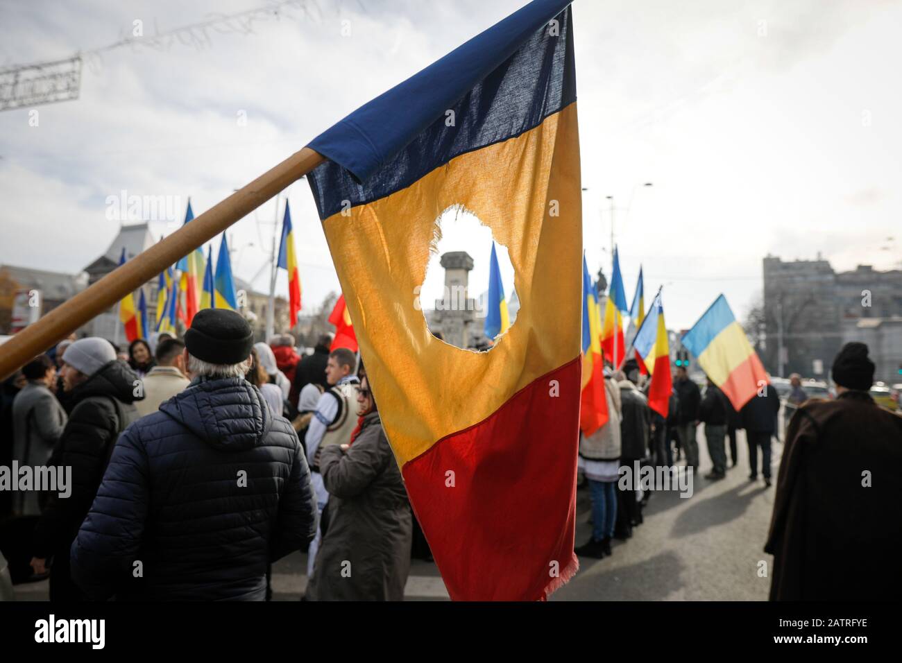 Bucarest, Roumanie - 21 décembre 2019: Détails avec le drapeau roumain avec un trou, le symbole de la Révolution roumaine à partir de décembre 1989. Banque D'Images