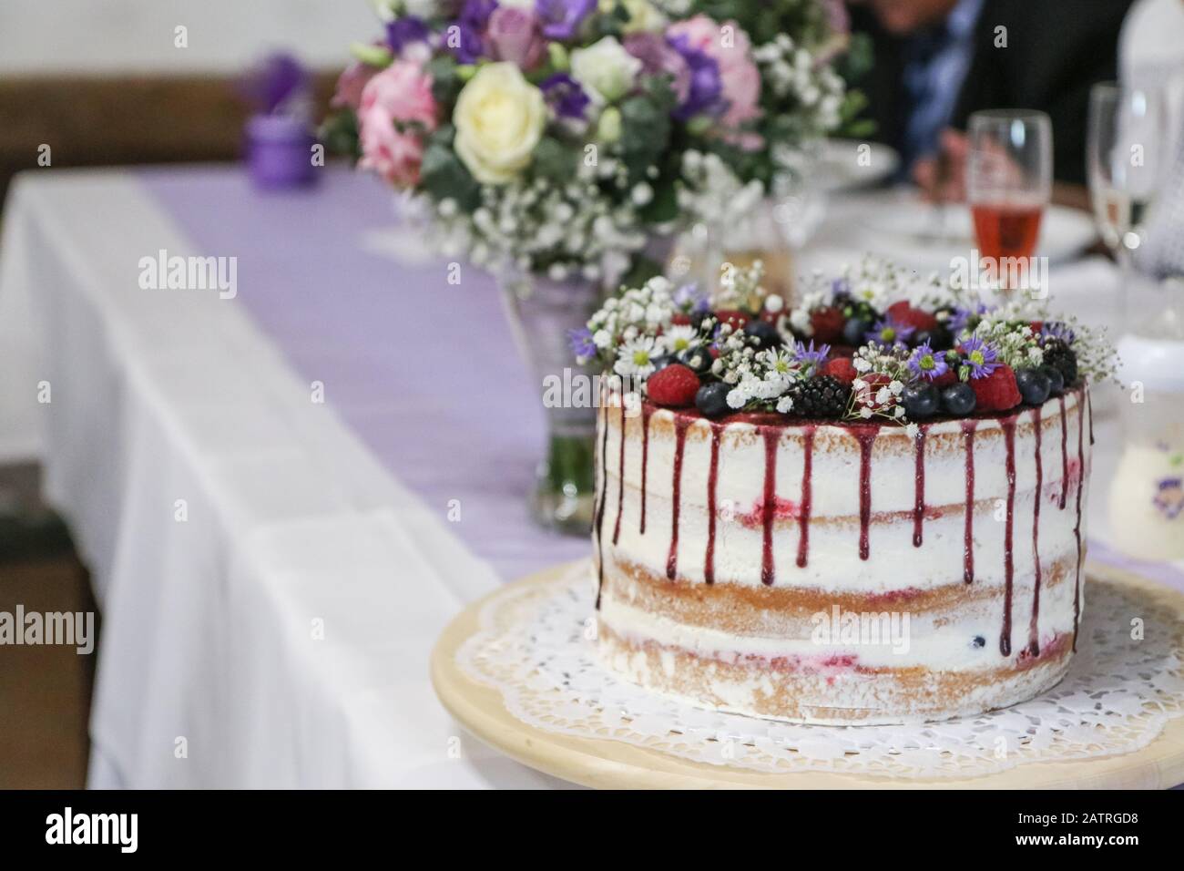 Une image détaillée du grand gâteau de mariage avec fruits de la forêt et fraises. Banque D'Images