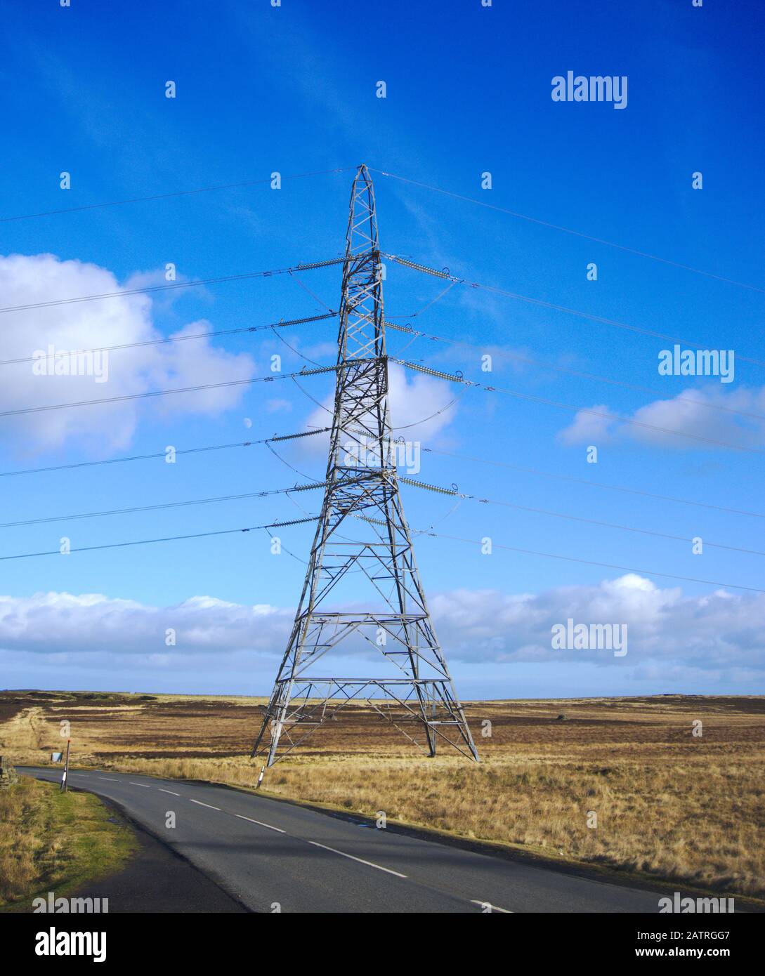 Électricité pylon à côté d'une route de la moorland aux frontières écossaises, Royaume-Uni Banque D'Images