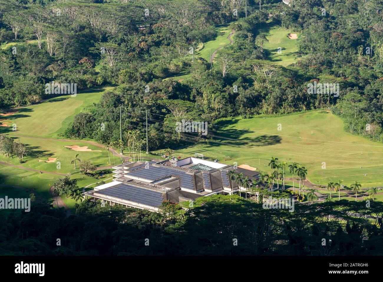 Honolulu, HI - 23 janvier 2020: Vue aérienne des panneaux solaires sur la maison du club de golf de Ko'olau depuis le belvédère de Nu'uanu Pali à Oahu Banque D'Images