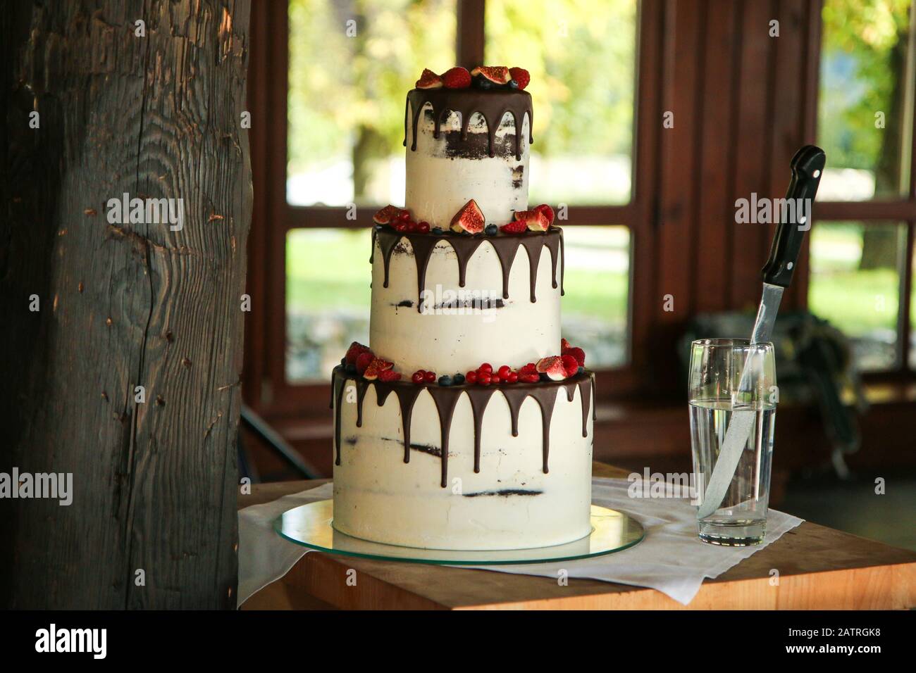Une image détaillée du grand gâteau de mariage avec fruits de la forêt et fraises. Banque D'Images