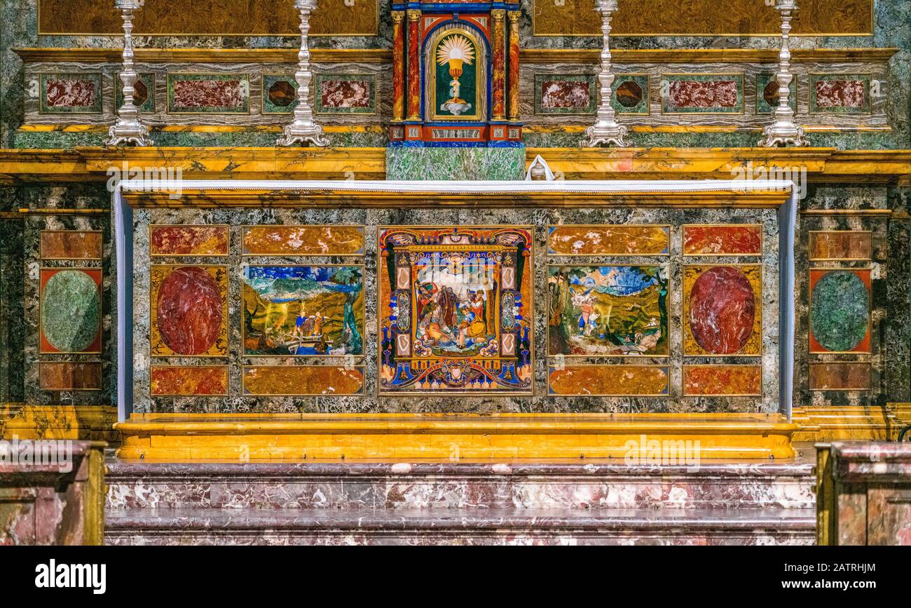 Magnifique autel principal de la basilique Saint-Laurent à Florence, Toscane, Italie. Banque D'Images