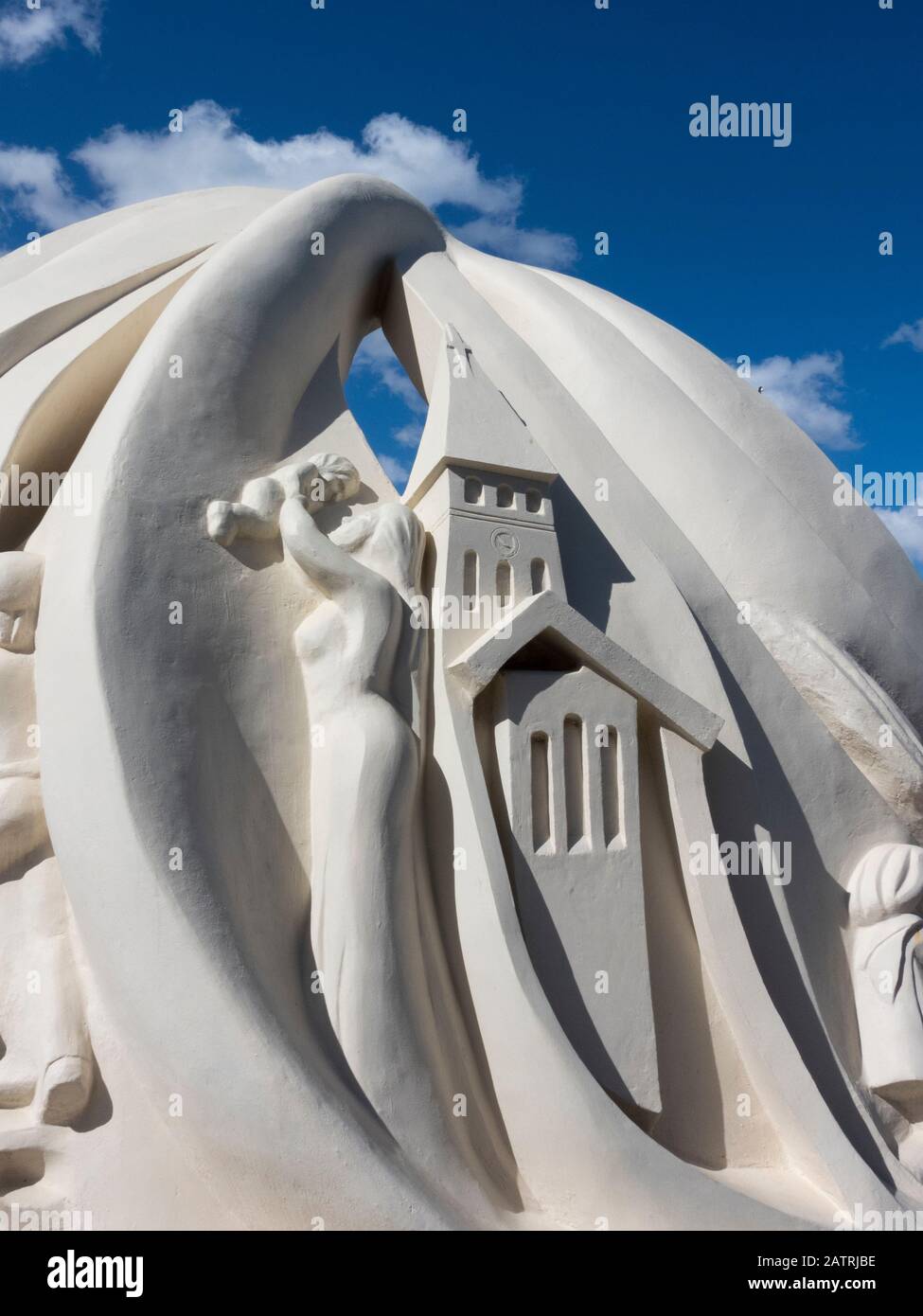 Argentine, Ushuaia. Monument des Pionniers et des premiers Colons d'Ushuaia, surmonté d'un albatros avec ses ailes couvrant la sculpture. Banque D'Images