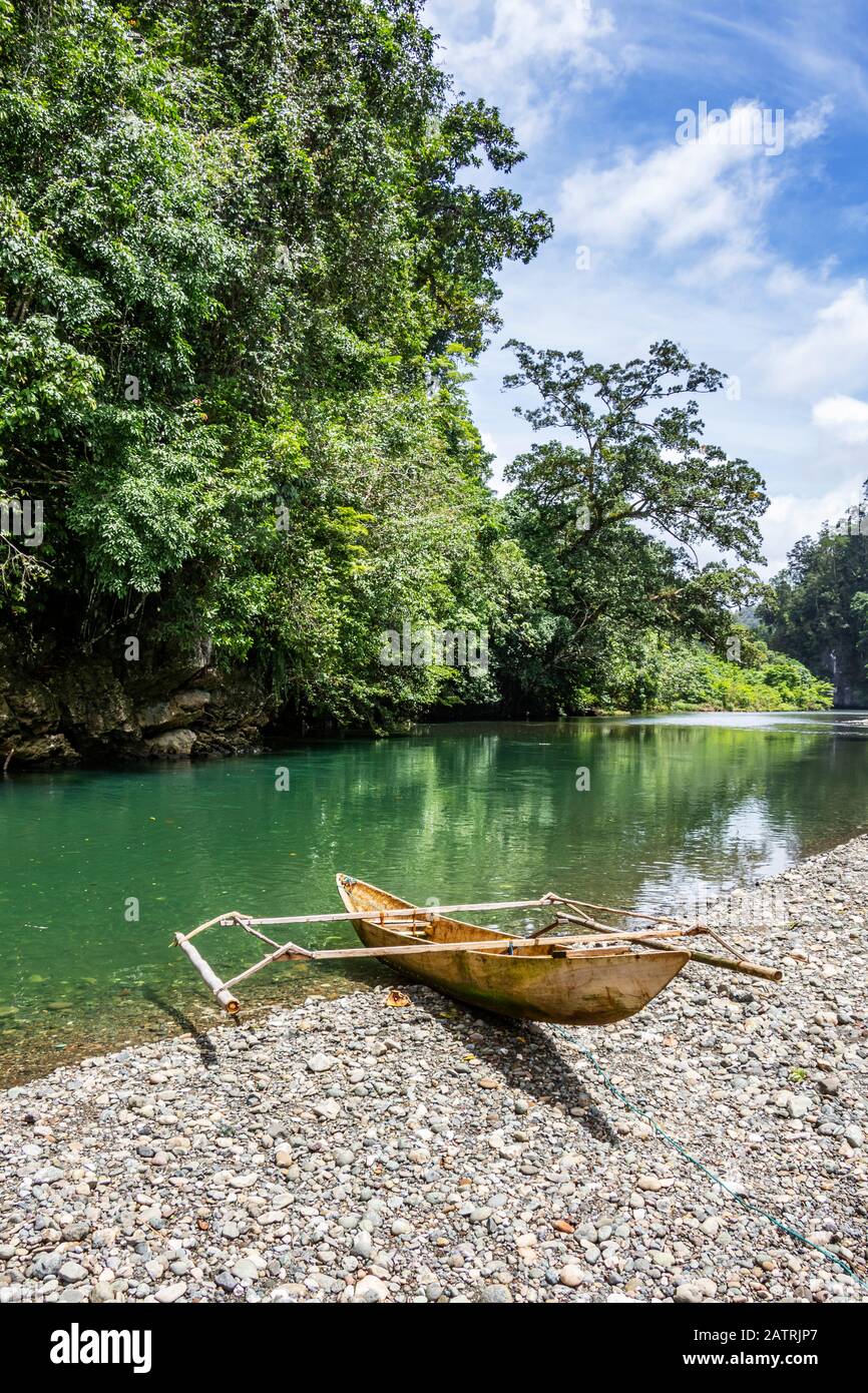 Outrigger par la rivière Warsambin; Papouasie occidentale, Indonésie Banque D'Images