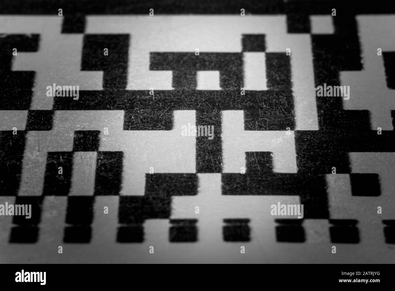 Résumé monochrome gros plan du code-barres de matrice de données QR isolé imprimé sur fond d'étiquette en papier blanc à partir du système de suivi des stocks de matériaux Banque D'Images