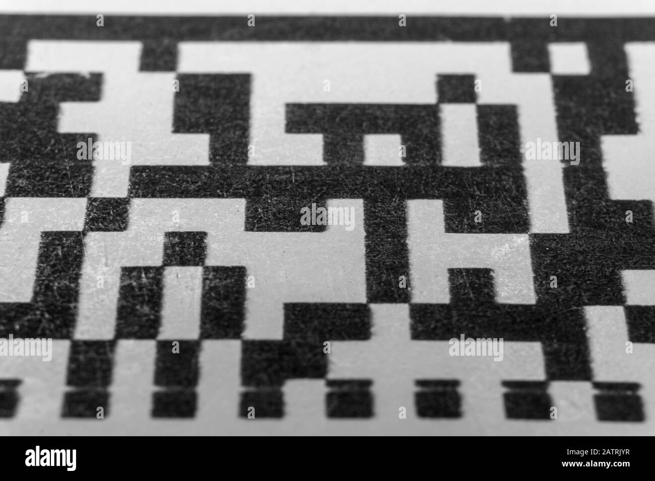 Résumé monochrome gros plan du code-barres de matrice de données QR isolé imprimé sur fond d'étiquette en papier blanc à partir du système de suivi des stocks de matériaux Banque D'Images