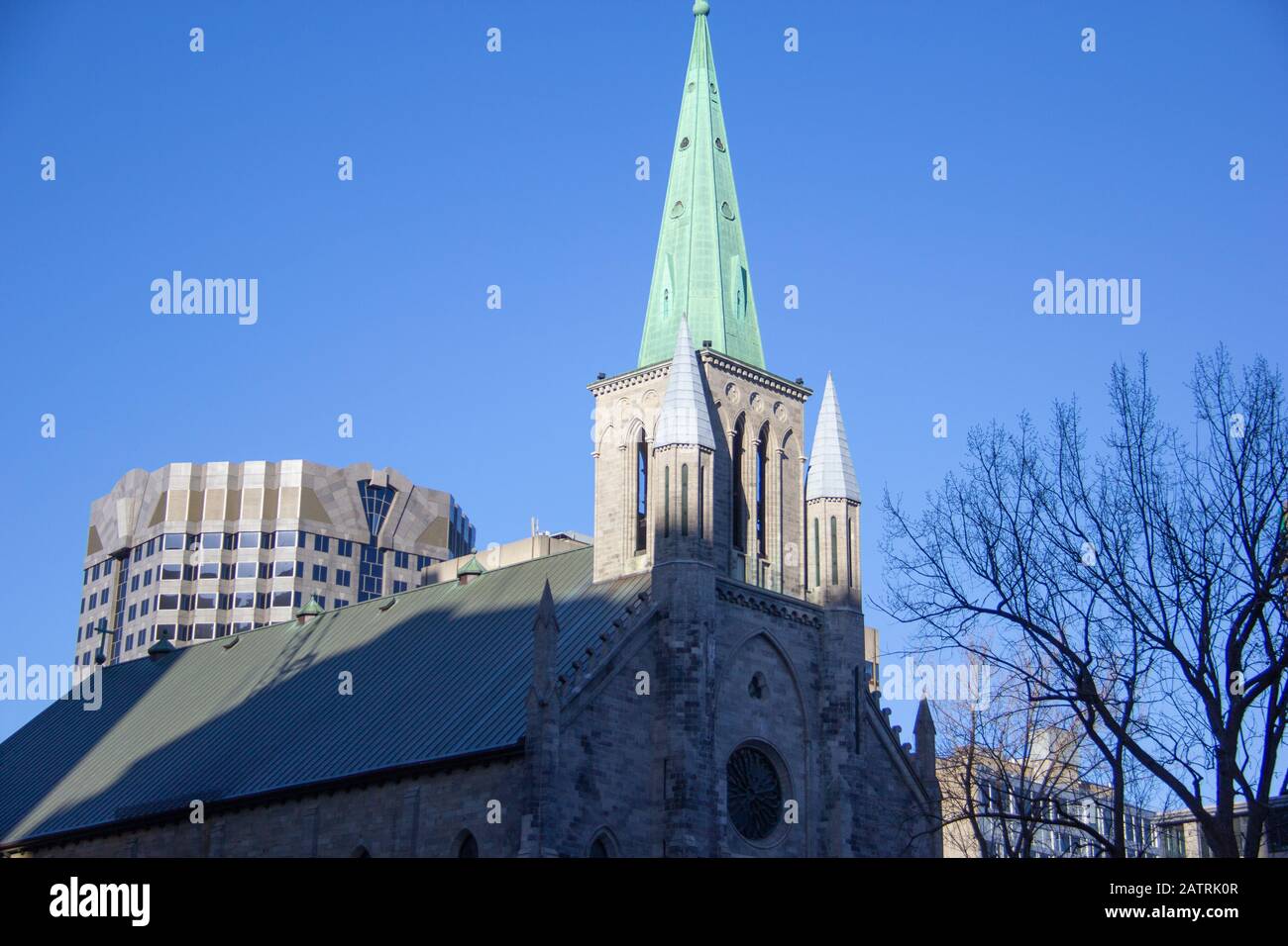 Ciel bleu et une église verte Banque D'Images