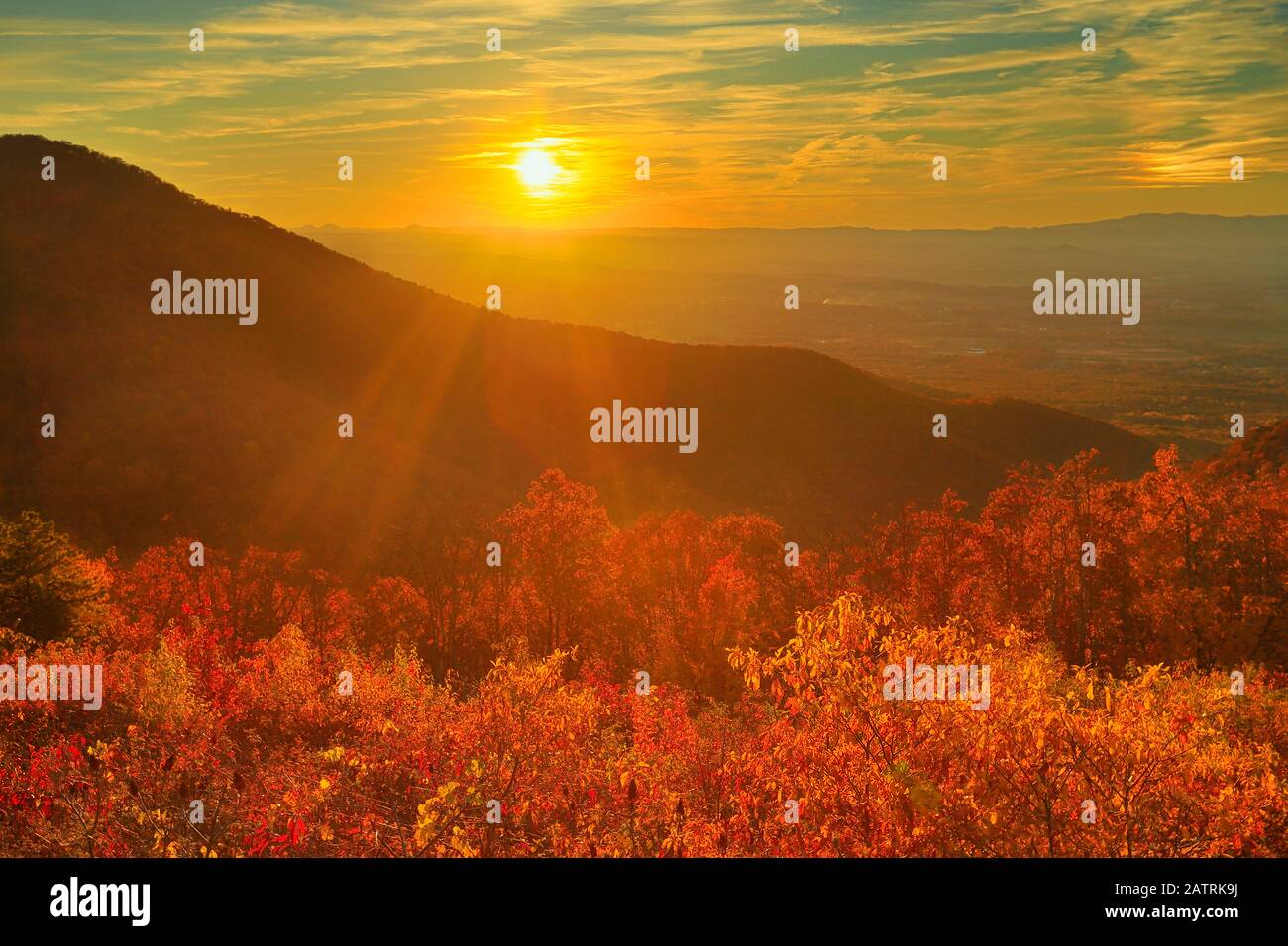 Le coucher du soleil, donnent sur la montagne Turk, Shenandoah National Park, Virginia, USA Banque D'Images