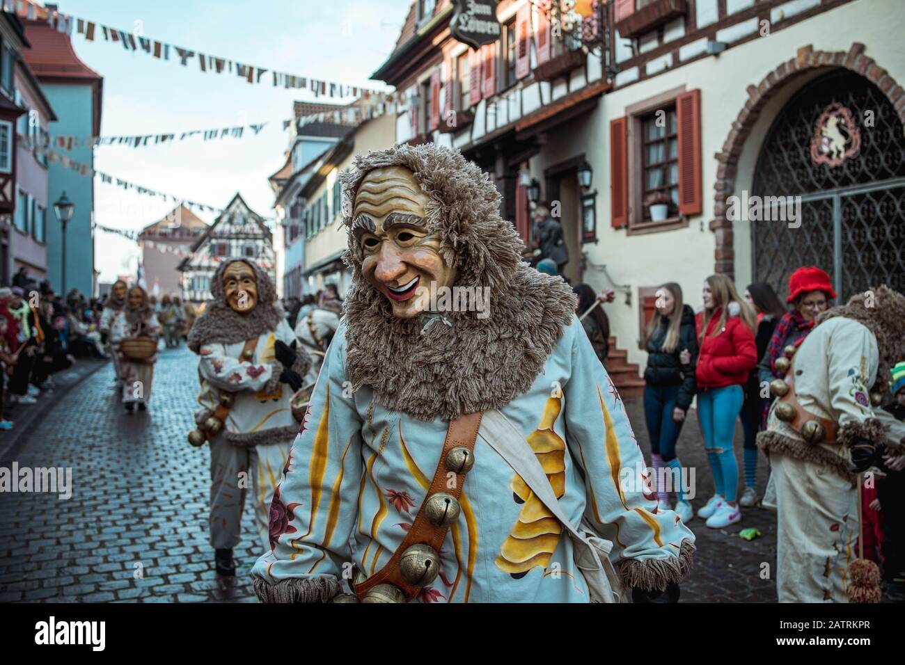 hansel narrenzunft brigachtal - forme regarde dans le public - défilé de carnaval - ettenheim - allemagne du sud Banque D'Images