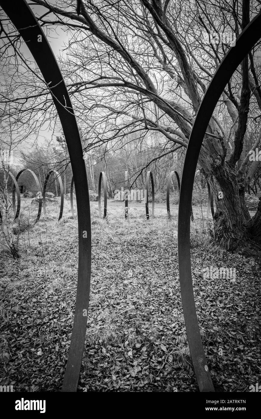 'Rotate' de Trudi Entwistle – 40 arceaux en acier géants disposés dans un cercle sur La Vallée De La Sphène Greenway qui est un itinéraire de 7 miles sur le réseau National cycle Network Banque D'Images