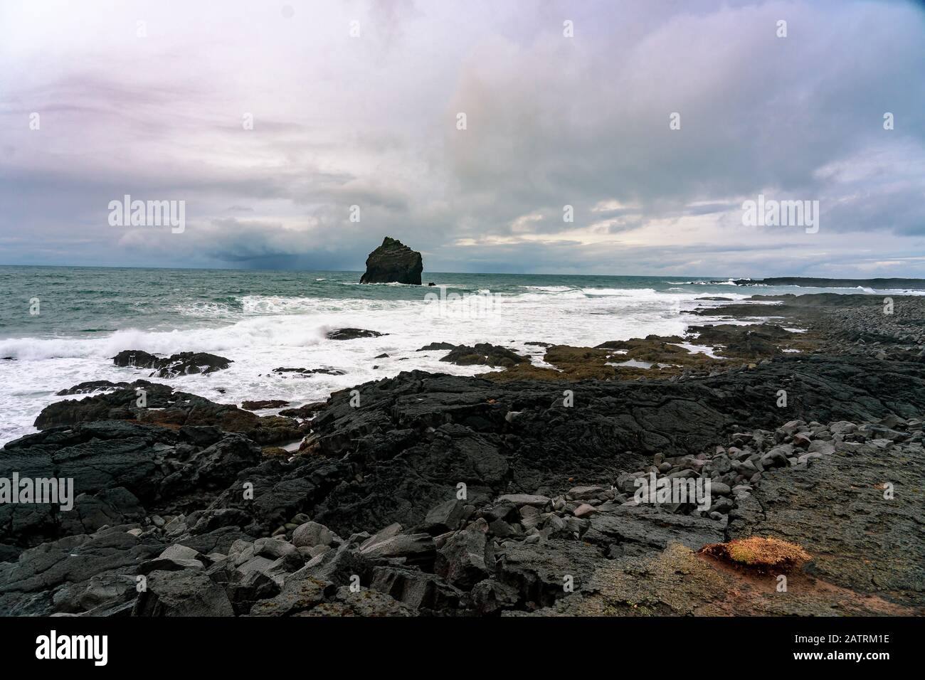 La côte de la péninsule de reykjanes en Islande Reykjavik avec un gros rocher dans l'eau Banque D'Images