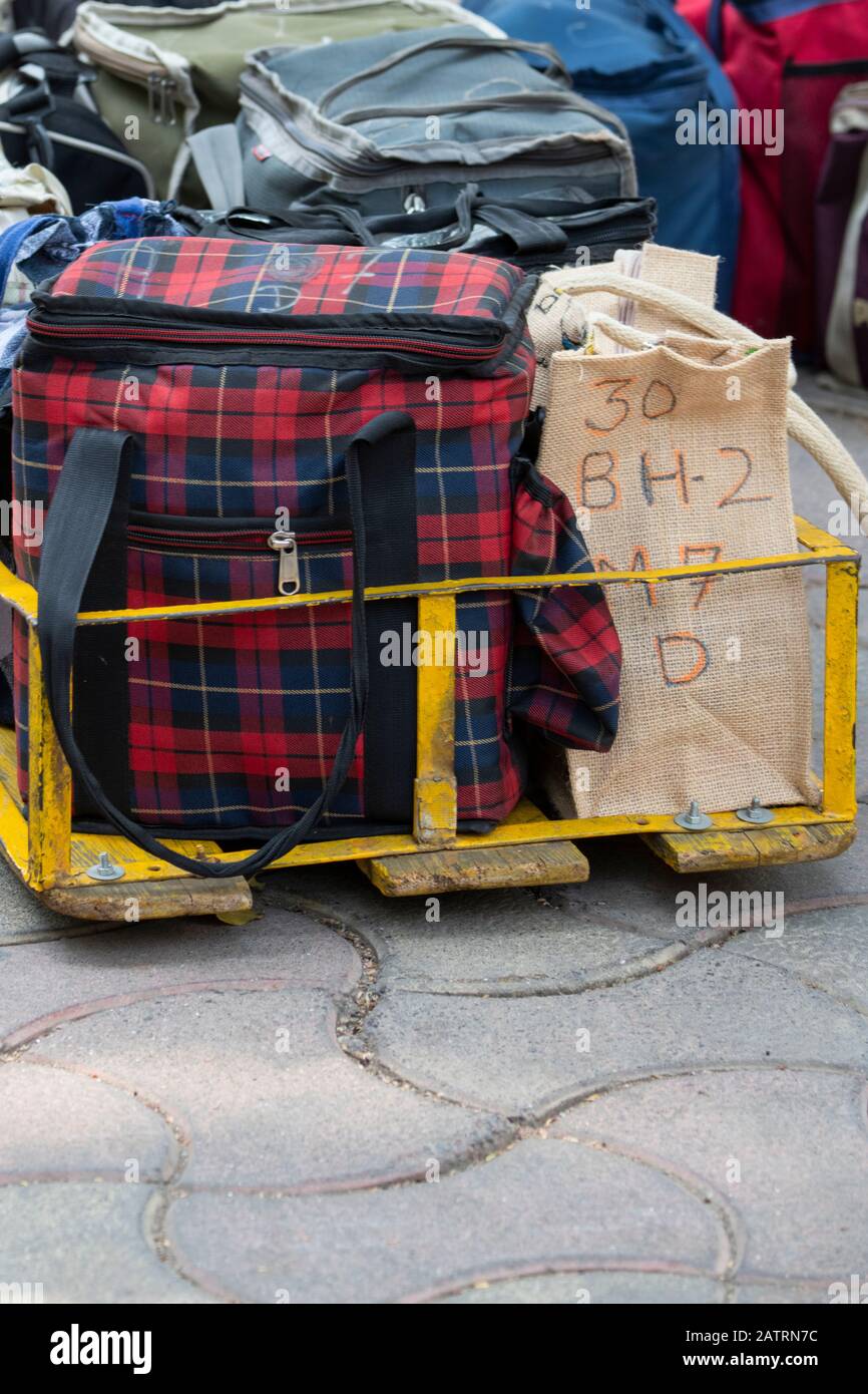 Inde, Mumbai Alias Bombay. Les Dabbawalas (alias dabbawallas ou dabbawallahs, tiffin wallahs) proposent tous les jours des déjeuners dans toute la ville. Détail des déjeuners. Banque D'Images