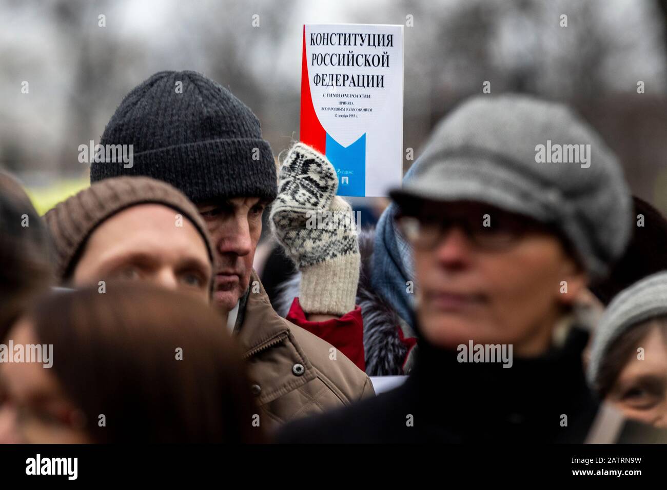 Moscou, Russie. 19 janvier 2020 un partisan de l'opposition détient une copie de la constitution russe lors d'un rassemblement contre les réformes constitutionnelles proposées par le président Vladimir Poutine dans le centre de Moscou, en Russie. L'inscription russe sur la photo se lit comme suit: "La Constitution de la Fédération de Russie avec l'hymne national de la Russie a été adoptée par vote national" Banque D'Images
