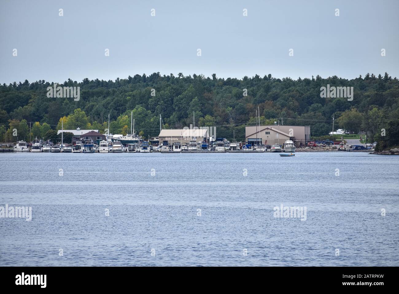 Port de plaisance avec bateaux et yacht à Des Milliers d'îles, entouré d'une forêt. Ontario, Canada/États-Unis. Banque D'Images
