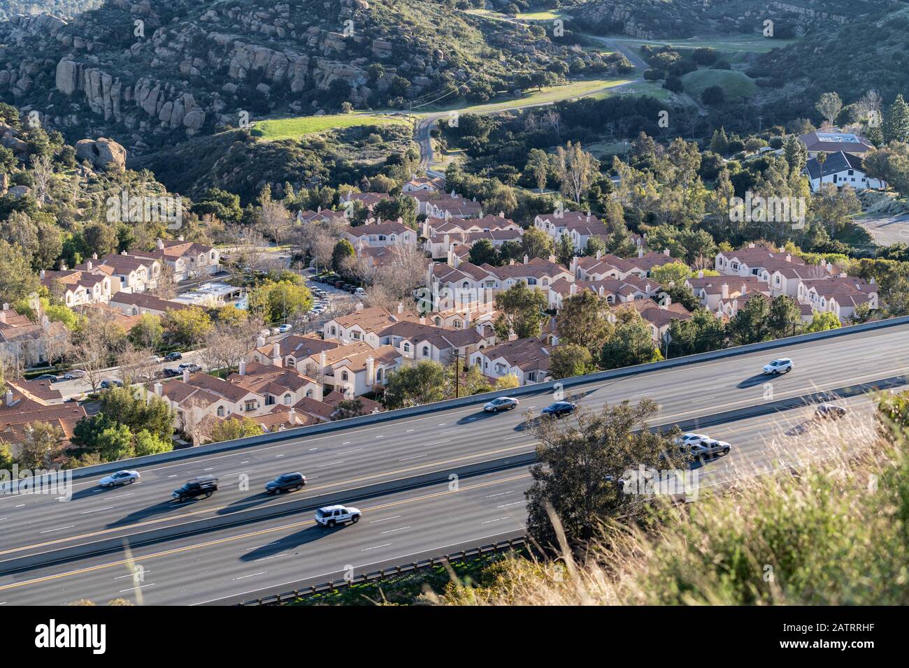 Autoroute adjacente condos et circulation sur la route 118 à travers le passe Santa Susana dans le quartier pittoresque de Chatsworth à Los Angeles, Californie, Banque D'Images