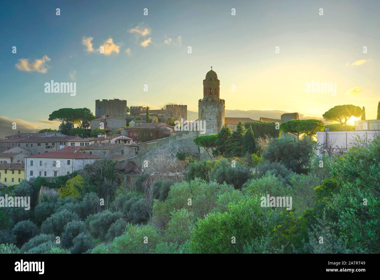 Castiglione della Pescaia, vieux village et de pins vue panoramique. La Maremme, Toscane, Italie Europe Banque D'Images