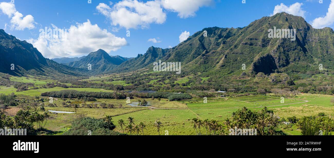 Large panorama de la vallée de Kualoa ou Ka'a'awa près de Kaneohe sur Oahu utilisé dans les films jurassiques Banque D'Images