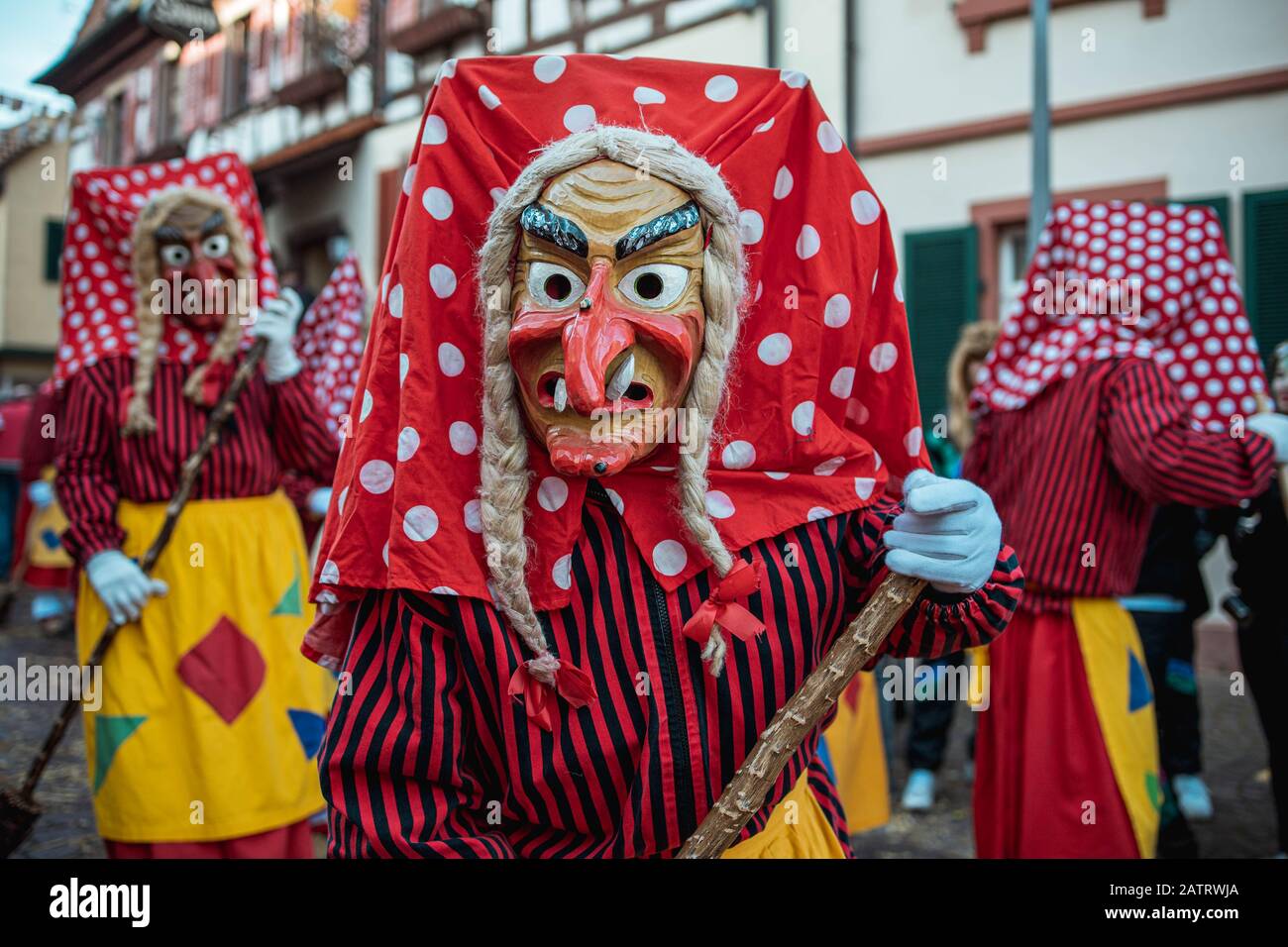schellenberg sorcières donaueschingen - sorcière avec un foulard rouge en  pointillés de près - défilé de carnaval - ettenheim - allemagne du sud  Photo Stock - Alamy