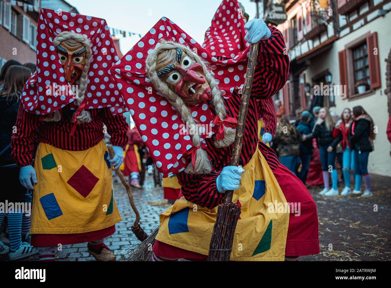 schellenberg sorcières donaueschingen - sorcière avec un foulard rouge  parsemé se penche sur un bâton - défilé de carnaval - ettenheim - allemagne  du sud Photo Stock - Alamy