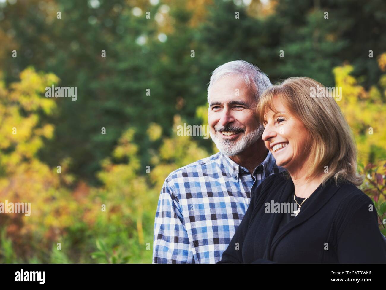 Un couple d'âge mûr qui profite de temps ensemble et de la vue dans un parc de la ville lors d'une chaude soirée d'automne; St. Albert, Alberta, Canada Banque D'Images