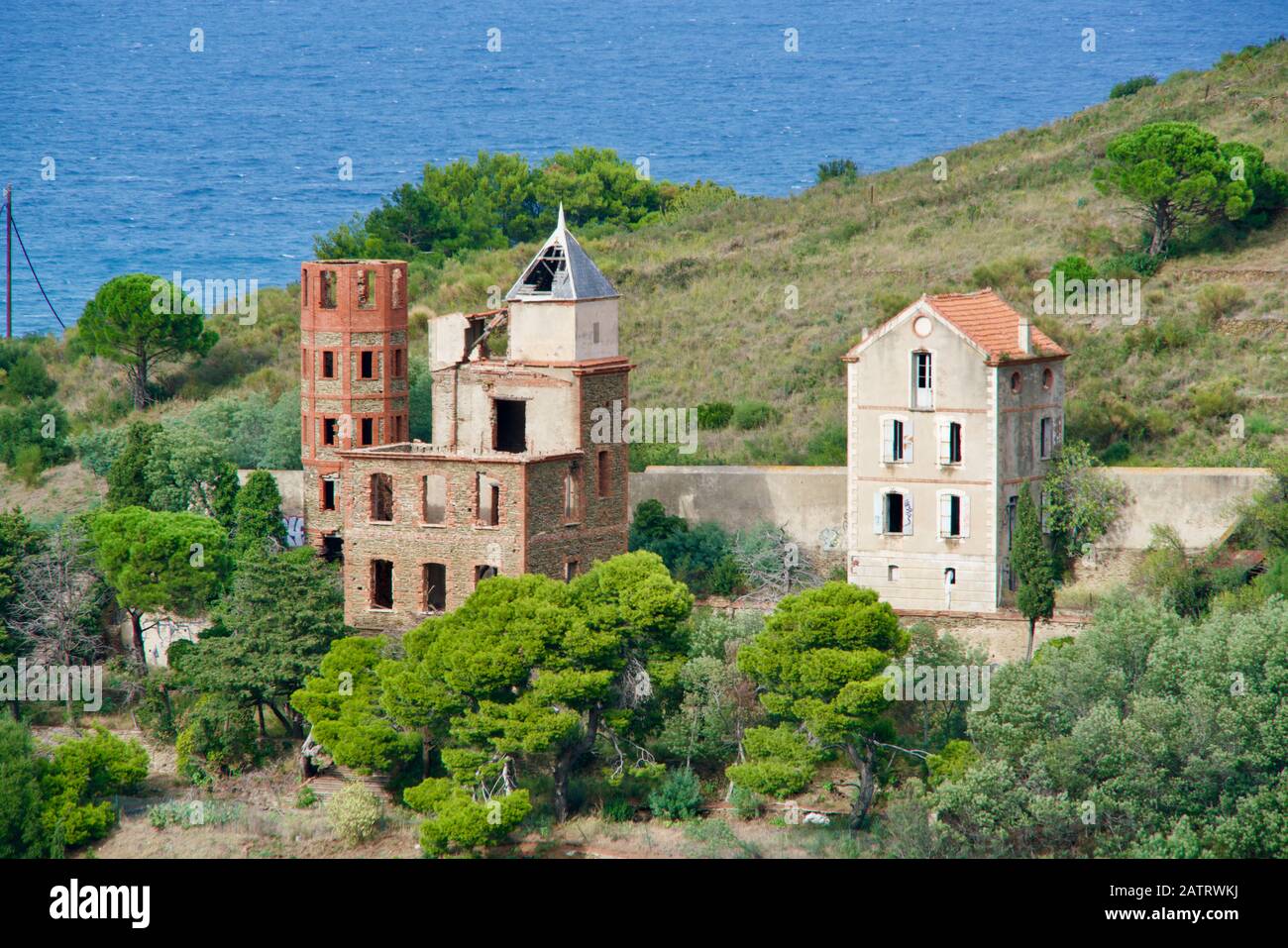 Ruines à Port Vendres sur une colline à l'océan Banque D'Images